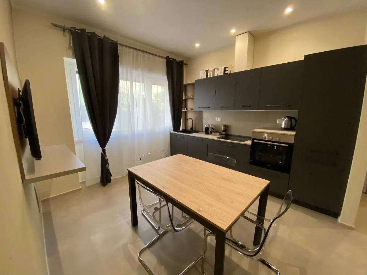 Levante Apartment And Room باري 0*,  إيطاليا