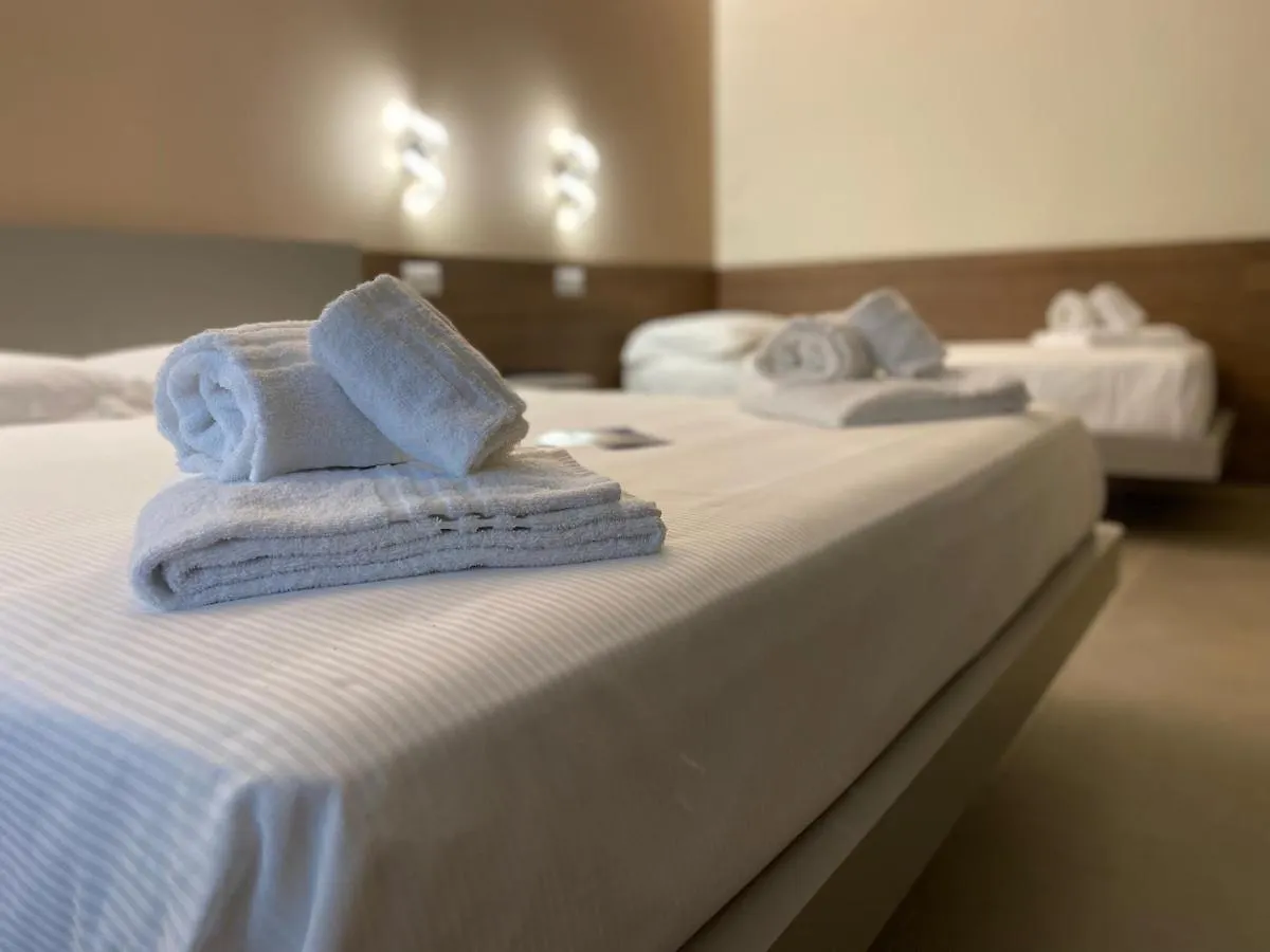 Levante Apartment And Room باري
