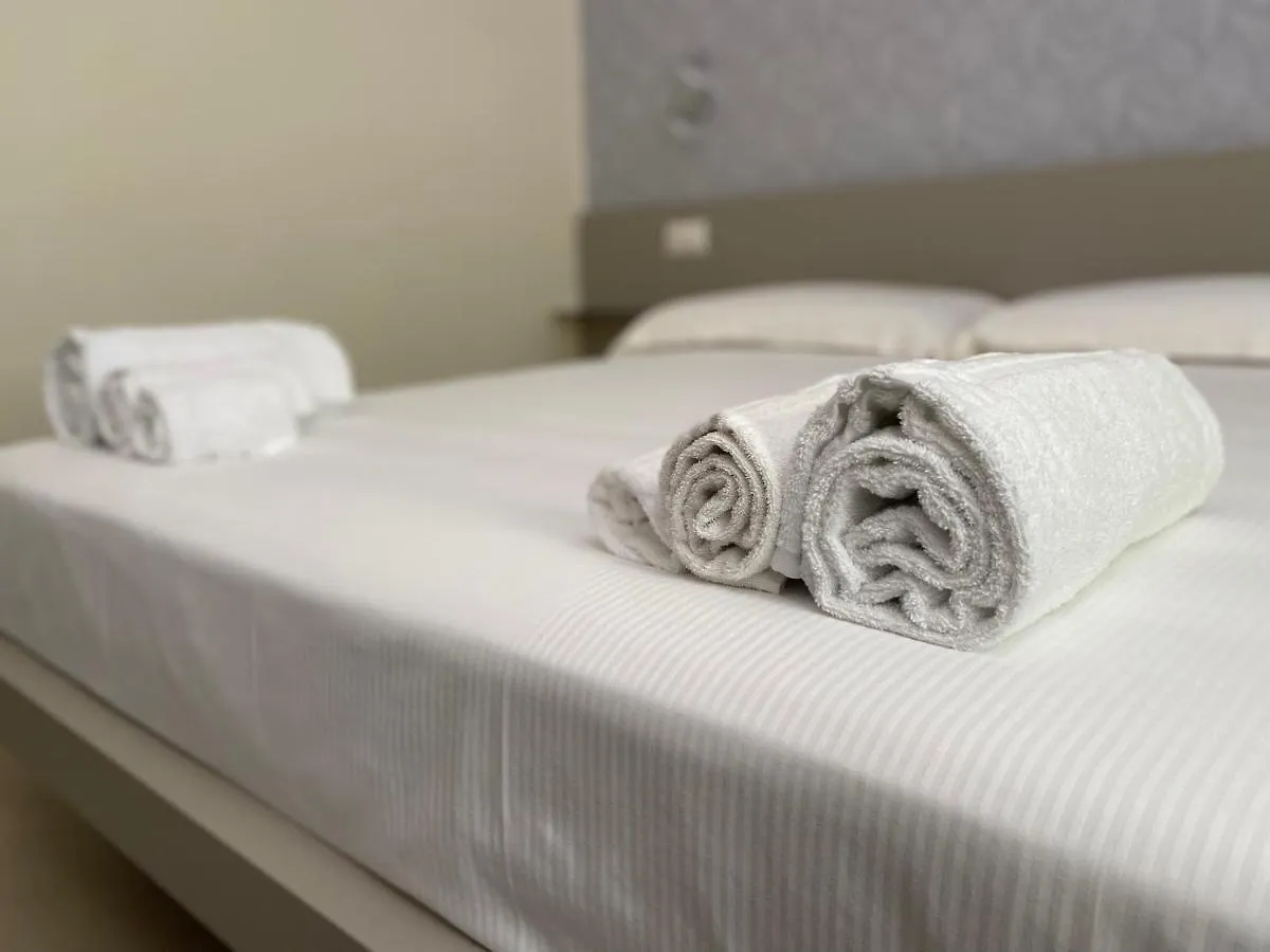 Levante Apartment And Room باري 0*,