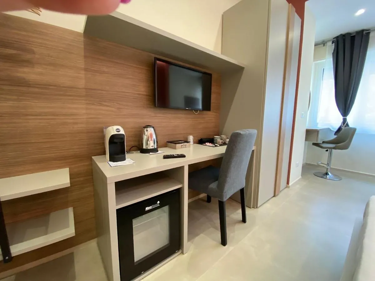 Levante Apartment And Room باري