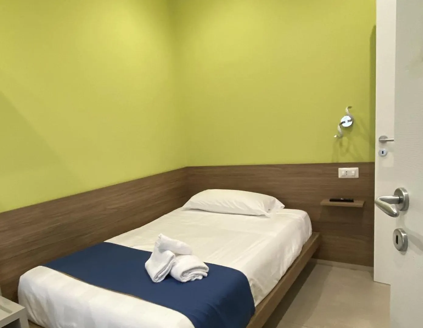 Levante Apartment And Room باري